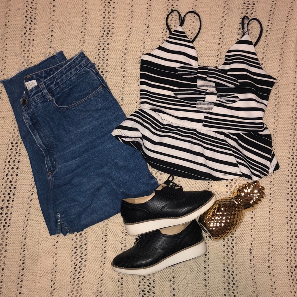 ✨3 for $20 ✨ Black & white striped peplum top